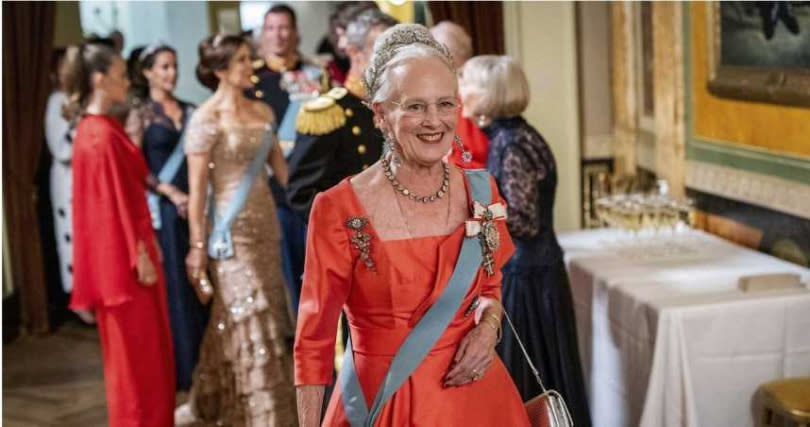 精簡王室，丹麥女王拔除4孫子女頭銜道歉了。（圖／達志／美聯社，下同）