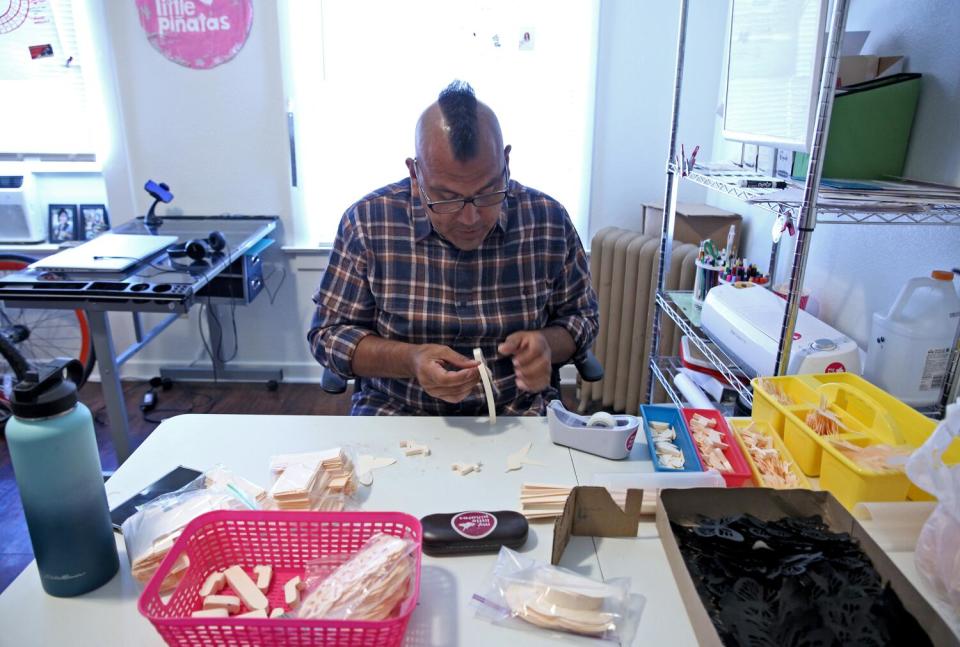 Isaías Rodríguez en su estudio en Fresno.