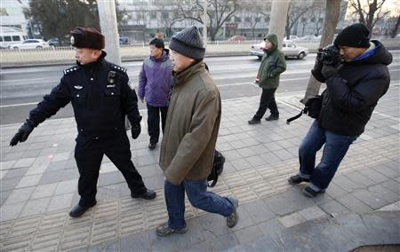 Zhang Qingfang (C), lawyer for one of China's most prominent rights advocates Xu Zhiyong, walks toward a court to attend Xu's trial in Beijing January 22, 2014. REUTERS/Kim Kyung-Hoon