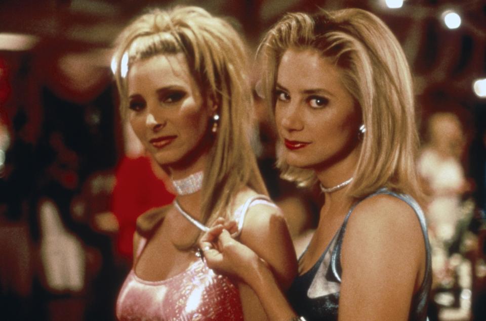 ROMY AND MICHELE'S HIGH SCHOOL REUNION, from left: Lisa Kudrow, Mira Sorvino, 1997. ©Buena Vista / Courtesy Everett Collection
