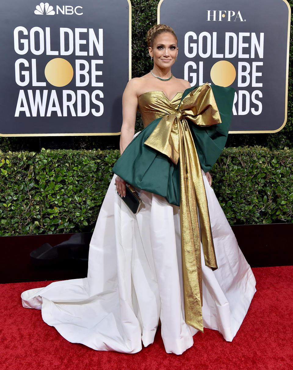 Meist liebt Jennifer Lopez es eng und sexy, bei den Golden Globes entschied sie sich hingegen für ein wallendes Valentino-Kleid mit ausladender, grün-goldener Schleife. (Bild: Axelle/Bauer-Griffin/FilmMagic)