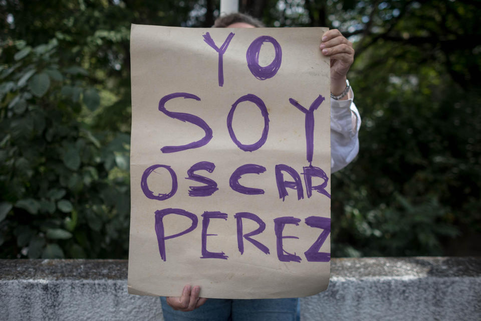 Mujer expresa su apoyo al piloto insurgente frente a la morgue de Bello Monte, lugar donde aún se encuentran los cuerpos de los rebeldes y civiles muertos en el operativo militar. EFE/MIGUEL GUTIÉRREZ