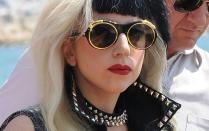 Während andere Damen bei den alljährlichen internationalen Filmfestspielen in Cannes in langen Roben elegant über den roten Teppich flanieren, kam Lady Gaga 2011 als Rockerbraut in Nieten-Leder-Optik mit schwarz-weißer Mähne. Hat sie sich sicher von "101 Dalmatiner" abgeguckt. (Bild: Michael Buckner/Getty Images)