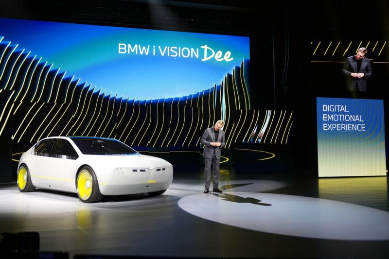  2023年1月6日至8日，德國汽車品牌BMW在CES技術展上發布全新電動概念車「BMW i Vision Dee」，其車身可以任意變換顏色。（AP）