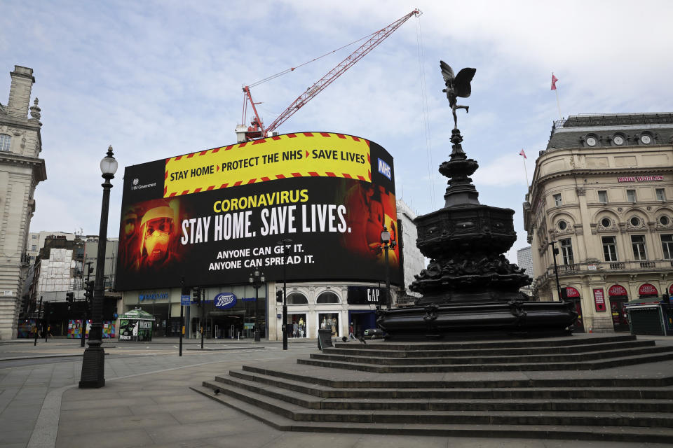 Un vídeo con un mensaje instando a la gente a quedarse en casa aparece en una de las pantallas de un casi desierto Piccadilly Circus, en Londres (Reino Unido), el 8 de abril. (Foto: Matt Dunham / AP).