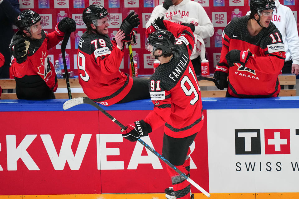 Sestdien, 2023. gada 27. maijā Tamperē, Somijā notiekošā pasaules hokeja čempionāta pusfināla spēlē pret Latviju svin savus vārtus kanādietis Adams Fantelli (91) (AP Photo/Pavel Golovkin)