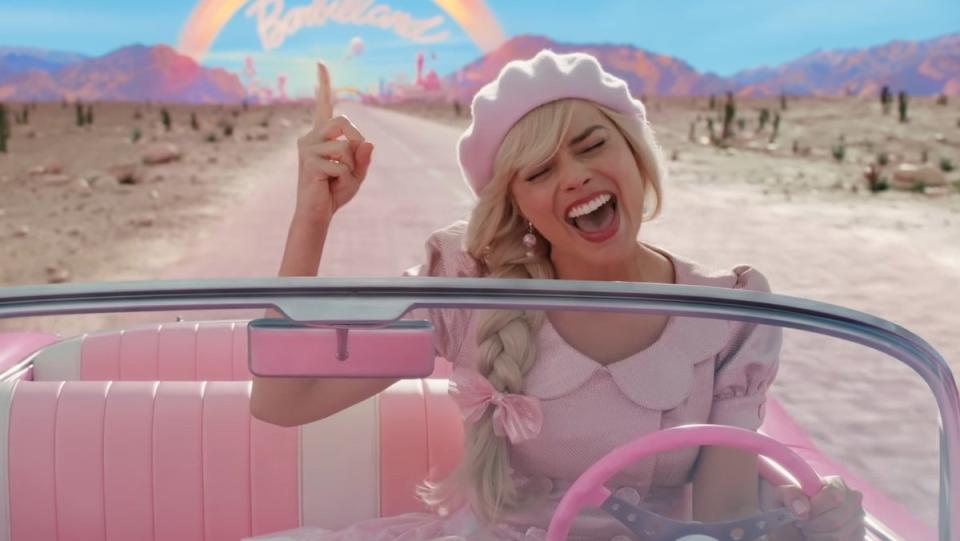 La Barbie en rose de Margot Robbie chante en conduisant sa voiture rose