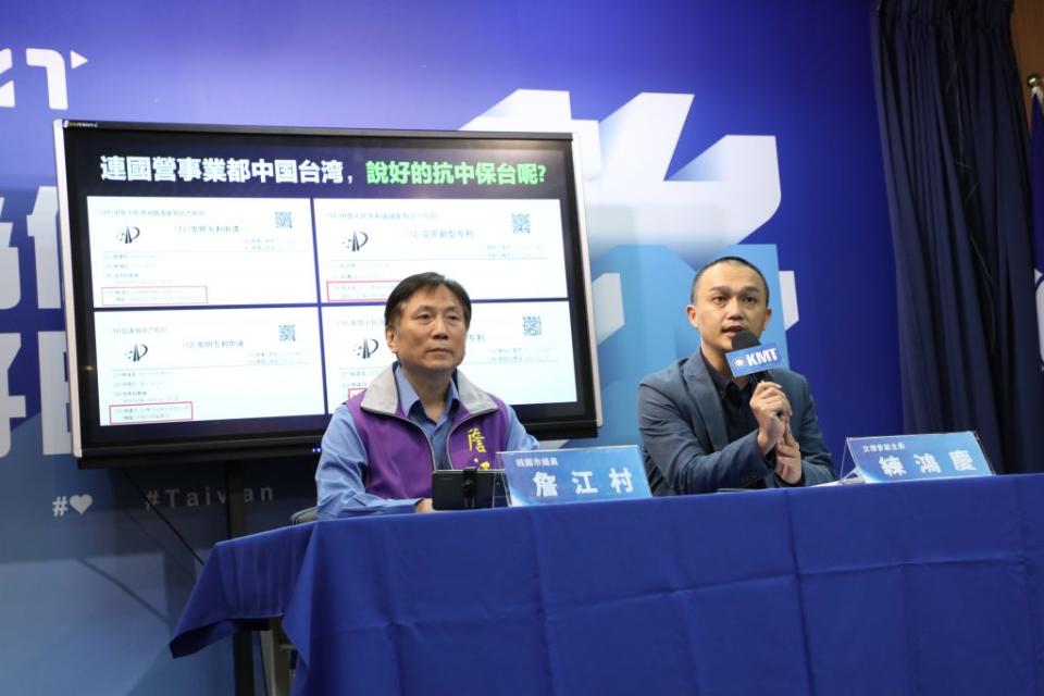 桃園市議員詹江村(左)和文傳會副主委練鴻慶表示，民進黨執政的國營事業都在對岸接受「中國台灣」，民進黨卻霸凌有相同行為的台灣人民。(記者康子仁攝)
