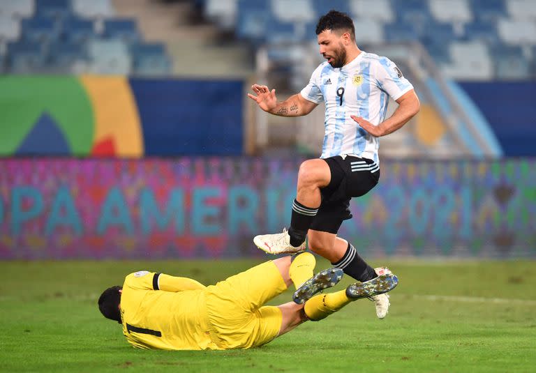 Argentina's Sergio Aguero (R) and Bolivia's goalkeeper Carlos Lampe vie for the ball during the Conmebol Copa America 2021 football tournament group phase match at the Arena Pantanal Stadium in Cuiaba, Brazil, on June 28, 2021. (Photo by DOUGLAS MAGNO / AFP)