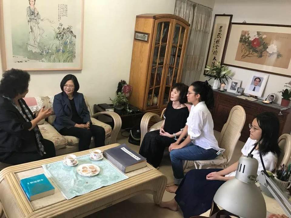 總統蔡英文與總統府祕書長陳菊到楊偉中家中向親人致意。（翻攝曾縵雲臉書）