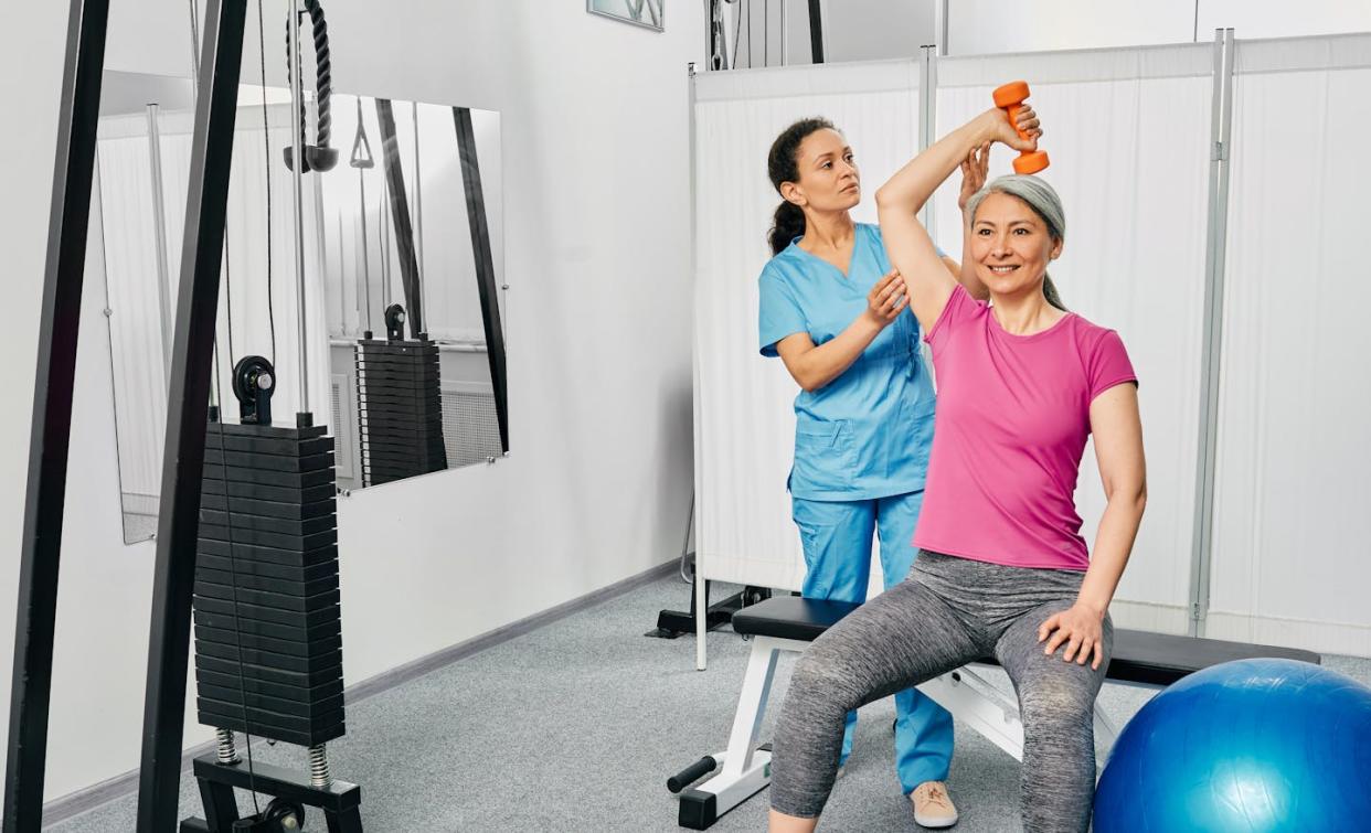 <a href="https://www.shutterstock.com/es/image-photo/physical-therapy-mature-woman-lift-dumbbell-1992584492" rel="nofollow noopener" target="_blank" data-ylk="slk:Peakstock / Shutterstock;elm:context_link;itc:0;sec:content-canvas" class="link ">Peakstock / Shutterstock</a>