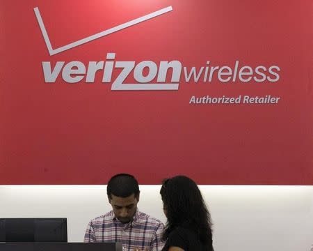 A woman is cashed out at a Verizon store in New York's financial district May 12, 2015. REUTERS/Brendan McDermid