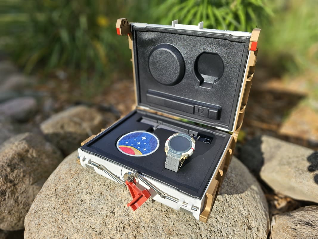  Starfield Constellation Edition which includes photos of the case, watch, steelbook case, and code chip. 