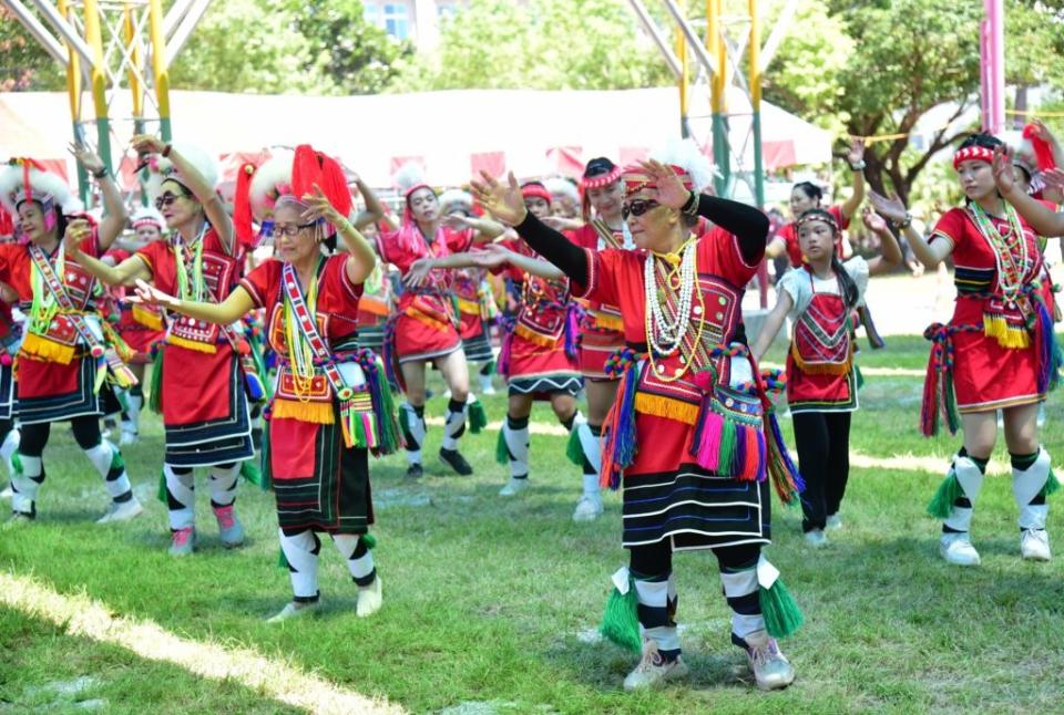 花蓮市磯固部落豐年祭熱鬧登場，部落婦女載歌載舞慶豐收。(花蓮市公所提供)