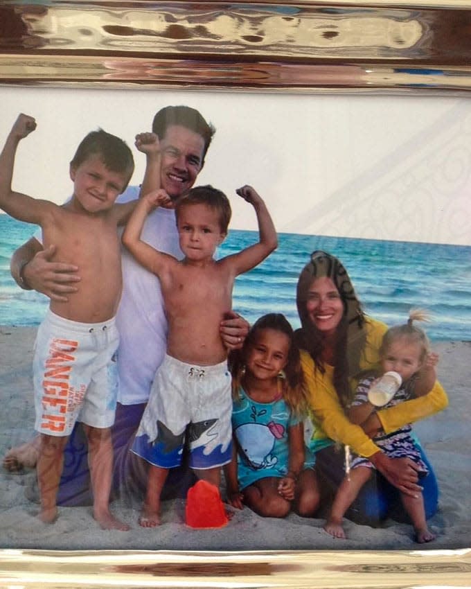 Mark Wahlberg con s mujer y sus cuatro hijos