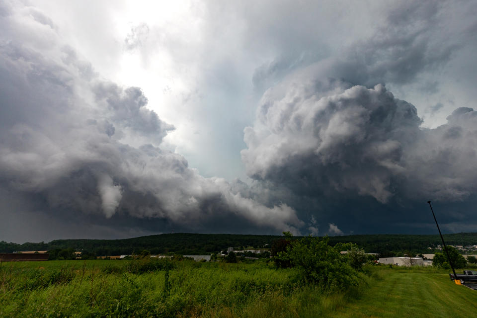 D'Wolleke si vum Morgantown Walmart Parkplaz gezeechent Minutte nodeems en Tornado zu Morgantown en Dënschdeg, 28. Mee 2019 beréiert. (Foto Vum Natalie Kolb/MediaNews Group/Reading Eagle iwwer Getty Images)