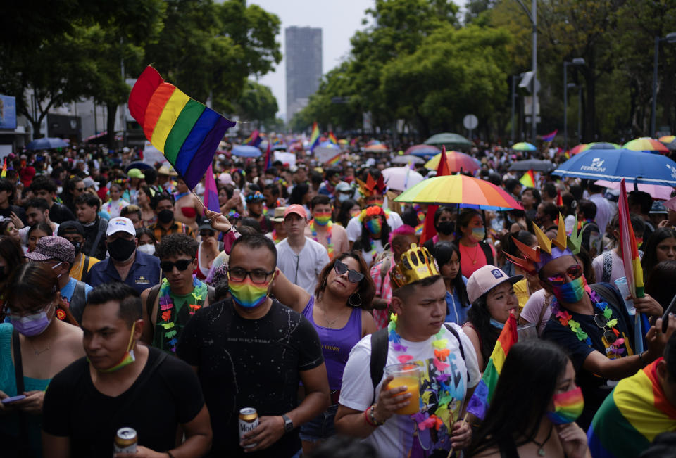 Participantes del desfile anual por el orgullo gay, en Ciudad de México, el sábado 25 de junio de 2022. (AP Foto/Eduardo Verdugo)