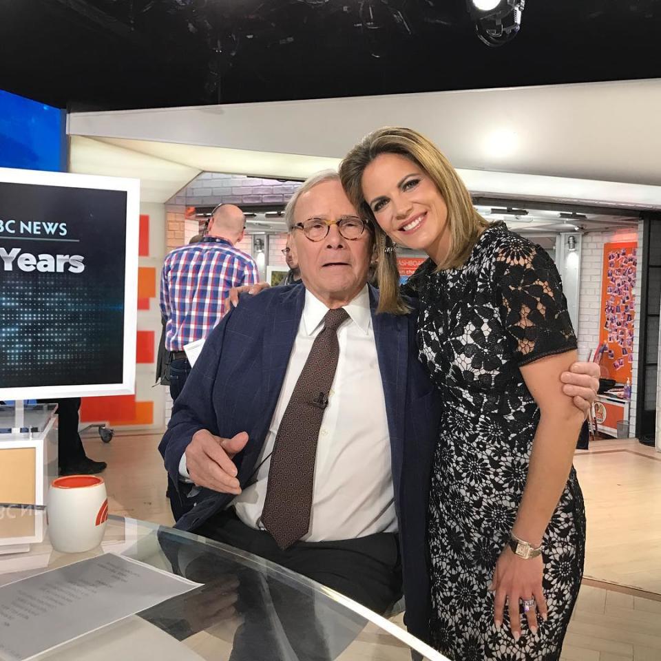 Tom Brokaw junto a la presentadora y periodista Natalie Morales. Instagram @nmoralesnbc