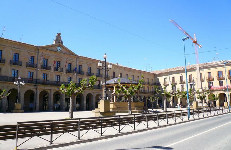 <p>El décimo municipio de España donde más subió el precio medio de la vivienda de segunda mano durante 2021 fue Tafalla. En esta localidad de unos 10.000 habitantes situada al sur de Pamplona se encareció un 21%. (Foto: <a href="http://commons.wikimedia.org/wiki/File:Tafalla_-_Plaza_de_Don_Francisco_de_Navarra_03.jpg" rel="nofollow noopener" target="_blank" data-ylk="slk:Wikimedia Commons" class="link rapid-noclick-resp">Wikimedia Commons</a> / Zarateman / <a href="http://creativecommons.org/publicdomain/zero/1.0/deed.en" rel="nofollow noopener" target="_blank" data-ylk="slk:CC0 1.0" class="link rapid-noclick-resp">CC0 1.0</a>).</p> 