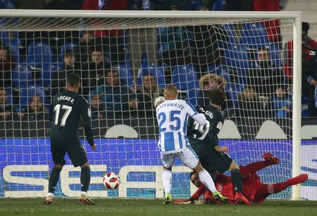 Soccer Football - Copa del Rey - Round of 16 - Second Leg - Leganes v Real Madrid - Butarque Municipal Stadium, Leganes, Spain - January 16, 2019 Leganes' Martin Braithwaite scores their first goal REUTERS/Javier Barbancho