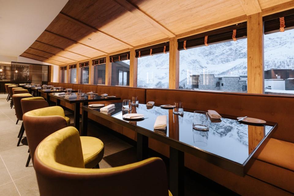 Overlook the snow from Valtur Cervinia’s Gou restaurant (Valtur Cervinia Cristallo Ski Resort)