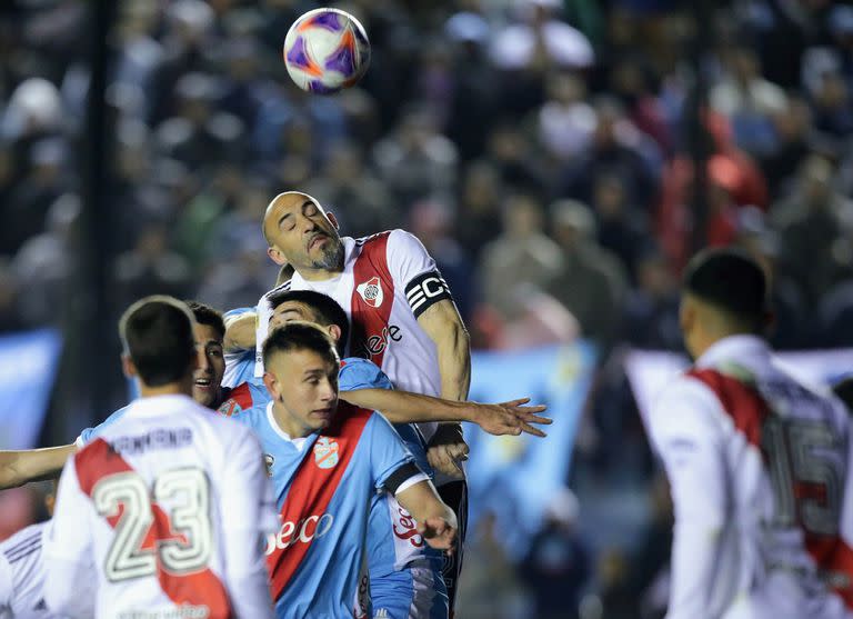 El capitán Pinola intenta conectar un centro