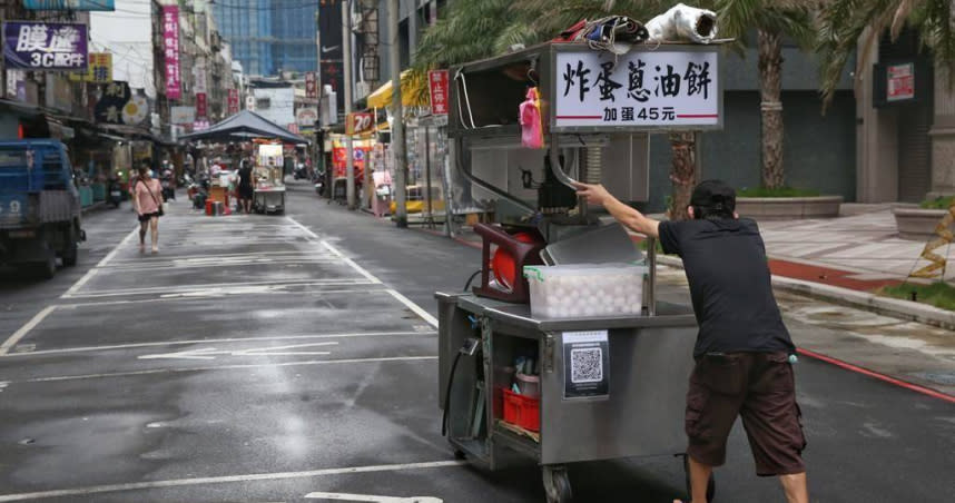 行政院發言人羅秉成今表示，五倍券最難得的地方，在於這是全民參與式的經濟，「我也貢獻我的1千塊，一起幫助我國內需市場」。圖為夜市攤商準備營業。（示意圖／王英豪攝）