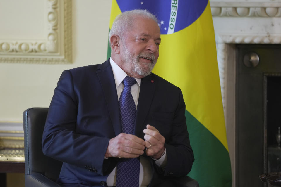 The President of Brazil, Lula da Silva speaks to Britain's Prime Minister Rishi Sunak, during their meeting inside 10 Downing Street London, Friday, May 5, 2023. (AP Photo/Kin Cheung, Pool)