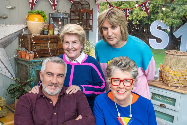 Sandi Toksvig and Noel Fielding has transformed themselves into judges Paul Hollywood and Prue Leith ahead of the new season (Channel 4)