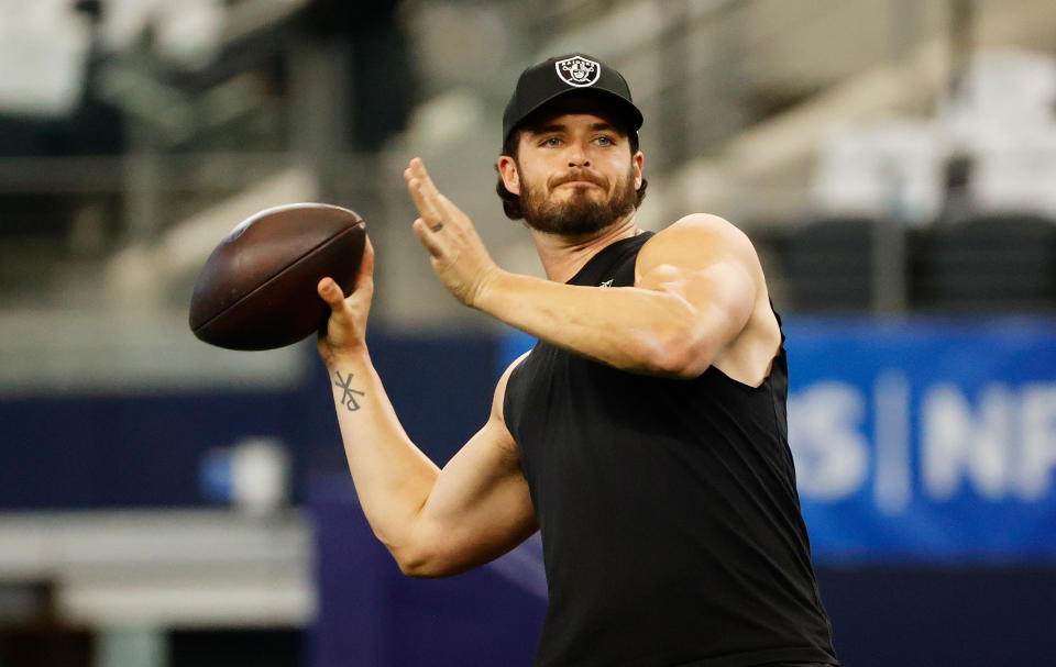 ARLINGTON, TEXAS - NOVEMBER 25: Derek Carr #4 of the Las Vegas Raiders warms up ahead of the NFL game between Las Vegas Raiders and Dallas Cowboys at AT&T Stadium on November 25, 2021 in Arlington, Texas. (Photo by Tim Nwachukwu/Getty Images)