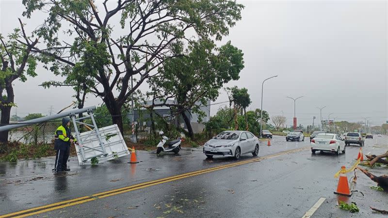 北高雄往返湖內、茄萣的道路上午傳出路樹、路邊標誌桿及電桿遭吹斷等情形。（圖／翻攝畫面）