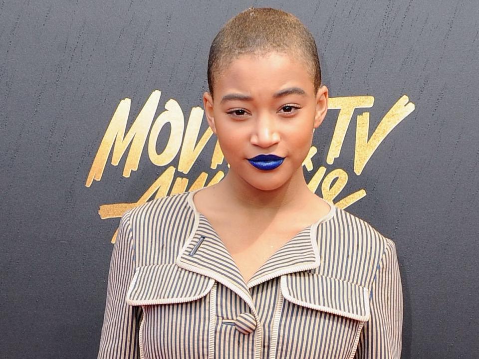 amandla stenberg 2017 shaved head blue lips