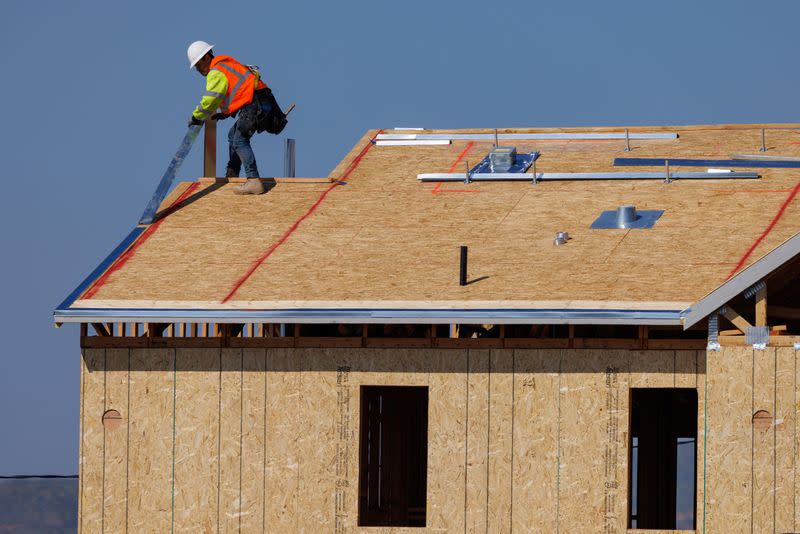 US labor costs increase more than expected in first quarter