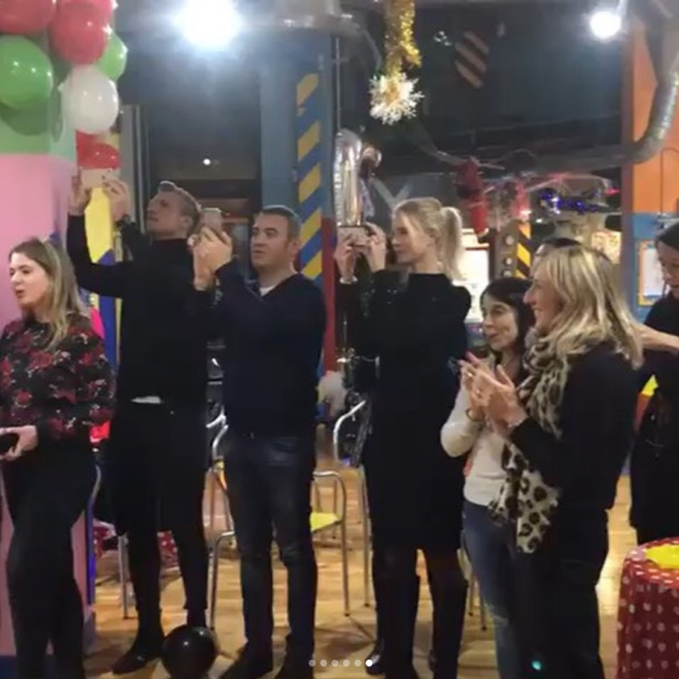 <p>Wanda también publicó un tierno video de todos los chicos cantando a coro el “Feliz cumpleaños”. En las imágenes se puede ver a Maxi, a Daniela y a Mauro, muy concentrados, inmortalizando el momento con sus celulares. <em>– Foto: <a rel="nofollow noopener" href="https://www.instagram.com/wanda_icardi/" target="_blank" data-ylk="slk:Instagram/wanda_icardi/;elm:context_link;itc:0;sec:content-canvas" class="link ">Instagram/wanda_icardi/</a></em> </p>