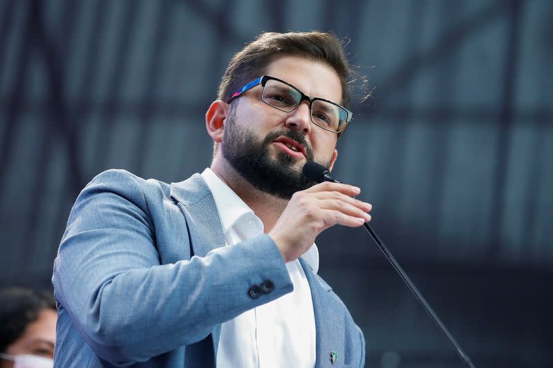 FOTO DE ARCHIVO. El presidente electo Gabriel Boric habla en un acto de su campaña en Santiago de Chile