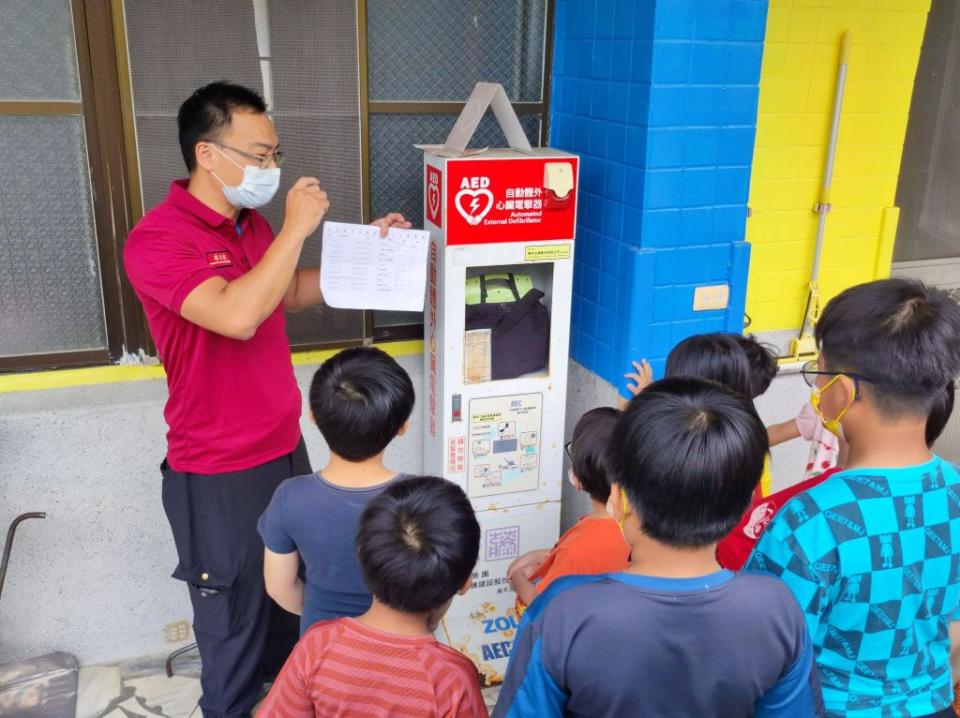 最偏遠的瑞峰國小學生們學習如何使用AED。（記者張淑娟攝）