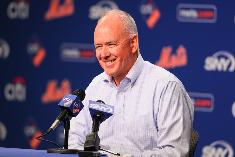 Sandy Alderson answers questions at a Mets podium.