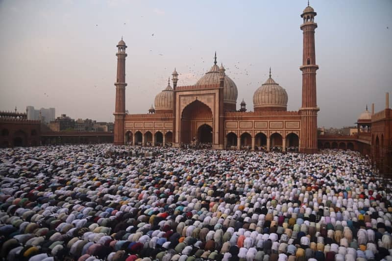 Muslims perform Eid al-Fitr prayer at Jama Masjid, which marks the end of the Muslim holy month of Ramadan. Deep Nair/Zuma Press/dpa