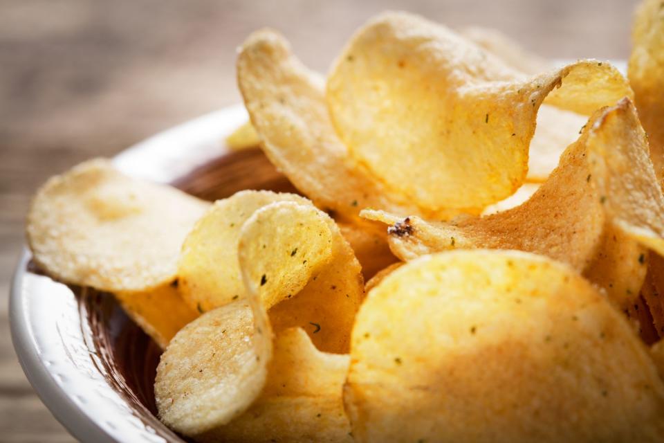 Chips sind so schön knusprig, wenn sie frittiert sind. Aber Frittiertes ist reich an ungesunden Transfettsäuren, die in Verdacht stehen, das Fettsäuremuster in den Zellen und im Blut negativ zu verändern und das "schlechte" LDL-Cholesterin zu fördern. (Bild: iStock / Pavlo_K)