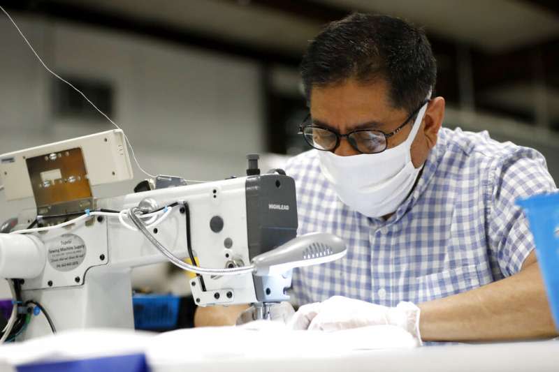 新冠肺炎（武漢肺炎）衝擊墨西哥，當地一家工廠趕製口罩。（AP）