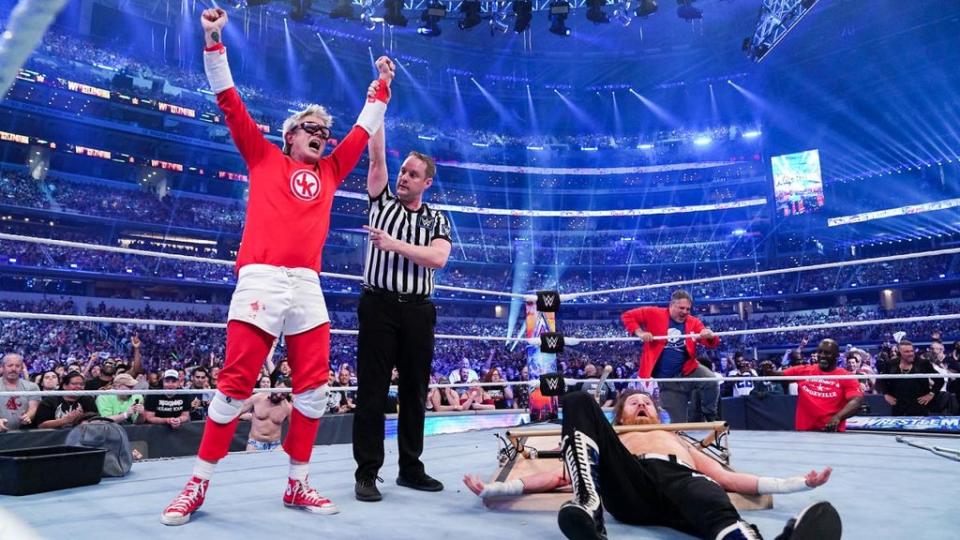 There was utter chaos for Johnny Knoxville against Sami Zayn (WWE)