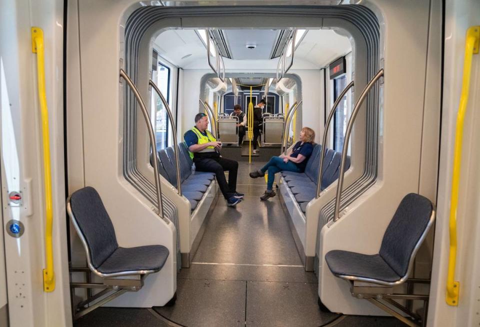 Trabajadores de Sacramento Regional Transit y miembros del público aparecen sentados en el interior del tren ligero de piso bajo S700 con aire acondicionado, en la estación Township 9 de Sacramento, el miércoles. "Nuestra línea de atención al cliente es siempre un gran recurso para los pasajeros o cualquier persona interesada en viajar", dijo la vocera de RT Jessica González.