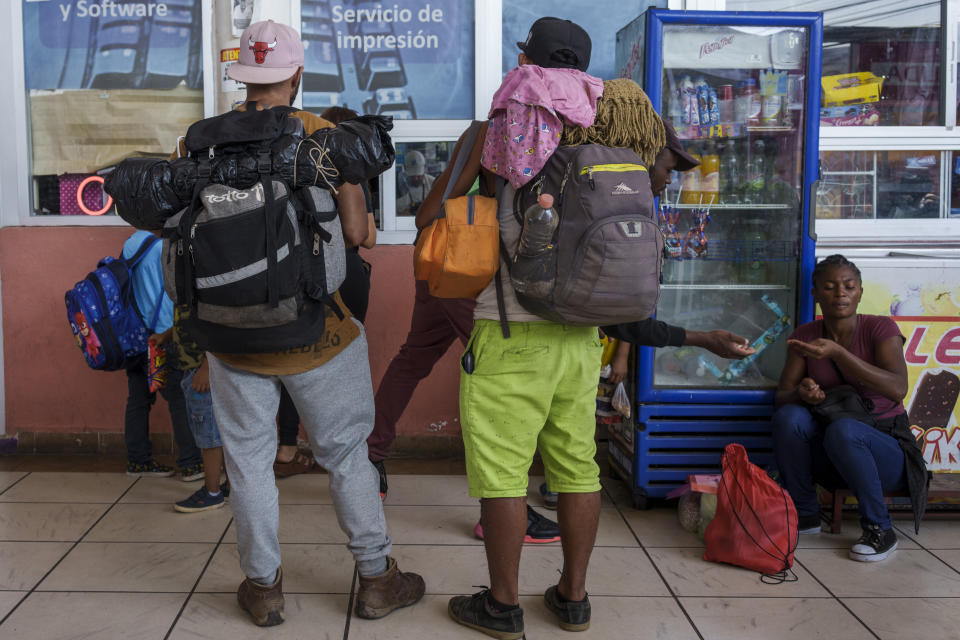 Varios migrantes en una estación de transporte público en Tapachula, México, después de cruzar la frontera entre México y Guatemala, el jueves 19 de enero de 2023. Desde 2018 hasta noviembre de 2022, 97 salvadoreños supuestamente vinculados a pandillas fueron arrestados y deportados, según la fiscalía del estado mexicano de Chiapas. La mayoría de esos arrestos y deportaciones ocurrieron en los últimos dos años. (AP Foto/Moisés Castillo)