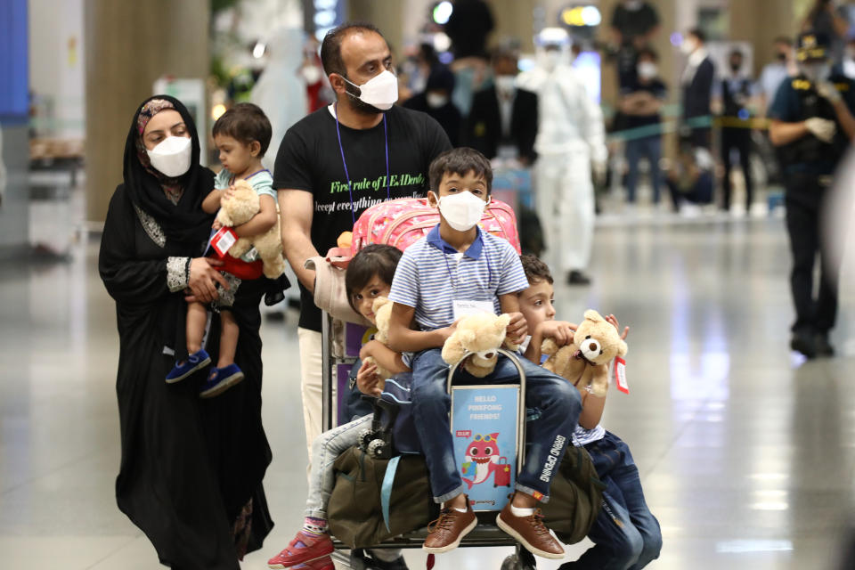 Una familia de refugiados afganos llega a Corea del Sur. (Photo by Chung Sung-Jun/Getty Images)