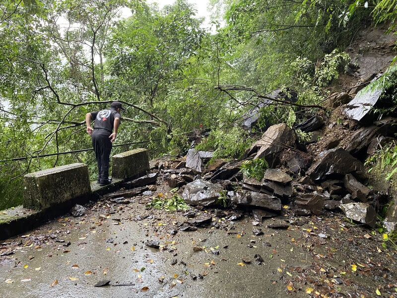 連日降雨烏來山區落石  桶後林道暫封閉（2） 新北市烏來區桶後林道往孝義方向5.6公里處25日下午 發生落石，坍方面積約10平方公尺，林道往來交通受 阻，目前暫時封閉。 （翻攝照片） 中央社記者楊侃儒傳真  113年5月25日 