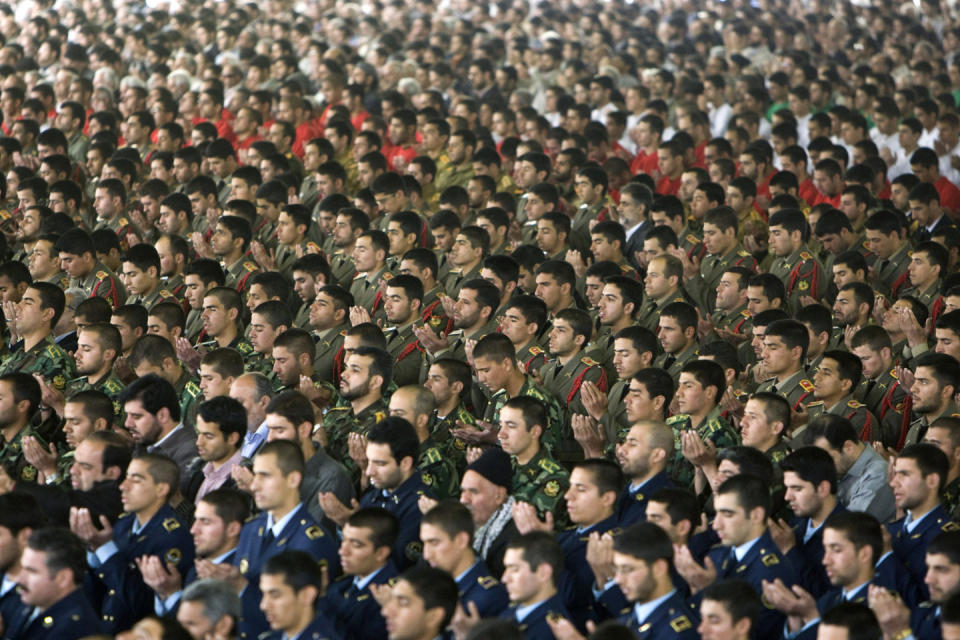 Members of the Iranian army pray while attending Friday prayers in Tehran April 17, 2009. REUTERS/Raheb Homavandi