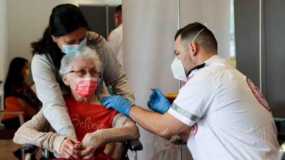 Mujer anciana recibiendo una dosis en Israel.