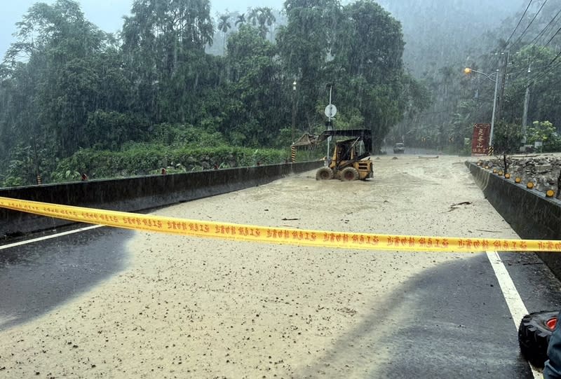 嘉義縣山區因連續大雨、落石不斷，7日在台3線300.89公里處中埔路段出現土石流，雙向交通中斷，現場拉起封鎖線由機具進駐清理，已在晚間6時左右恢復通車。（圖／嘉義縣政府提供）