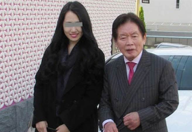 日本富豪野崎幸助與AV女優須藤早貴婚後三月突然死亡。