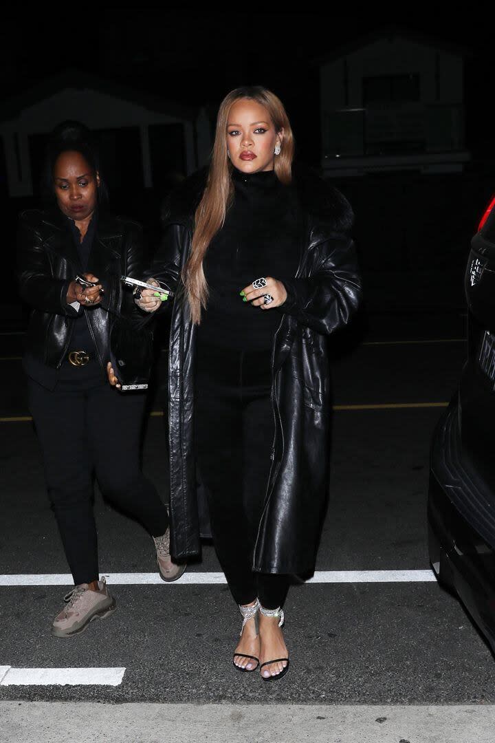 Rihanna eligió un look total black para cenar en el restaurante italiano Giorgio Baldi, en Santa Mónica
​